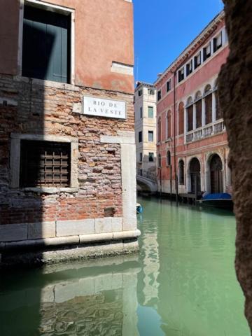 San Marco Apartment With Canal View Venesia Bagian luar foto