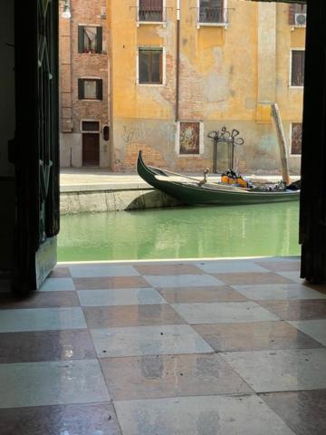 San Marco Apartment With Canal View Venesia Bagian luar foto