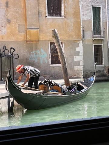 San Marco Apartment With Canal View Venesia Bagian luar foto