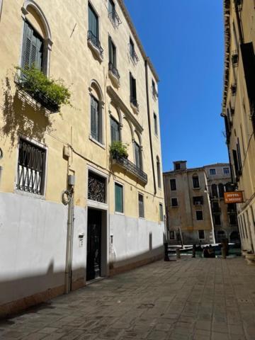 San Marco Apartment With Canal View Venesia Bagian luar foto